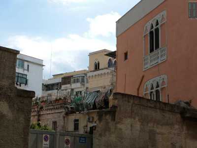 Accanto al muro di cinta dell�ex gasometro, fa capolino una specie di torretta con particolari dettagli ornamentali che ricordano lo stile neo-gotico veneziano di Palazzo Fizzarotti